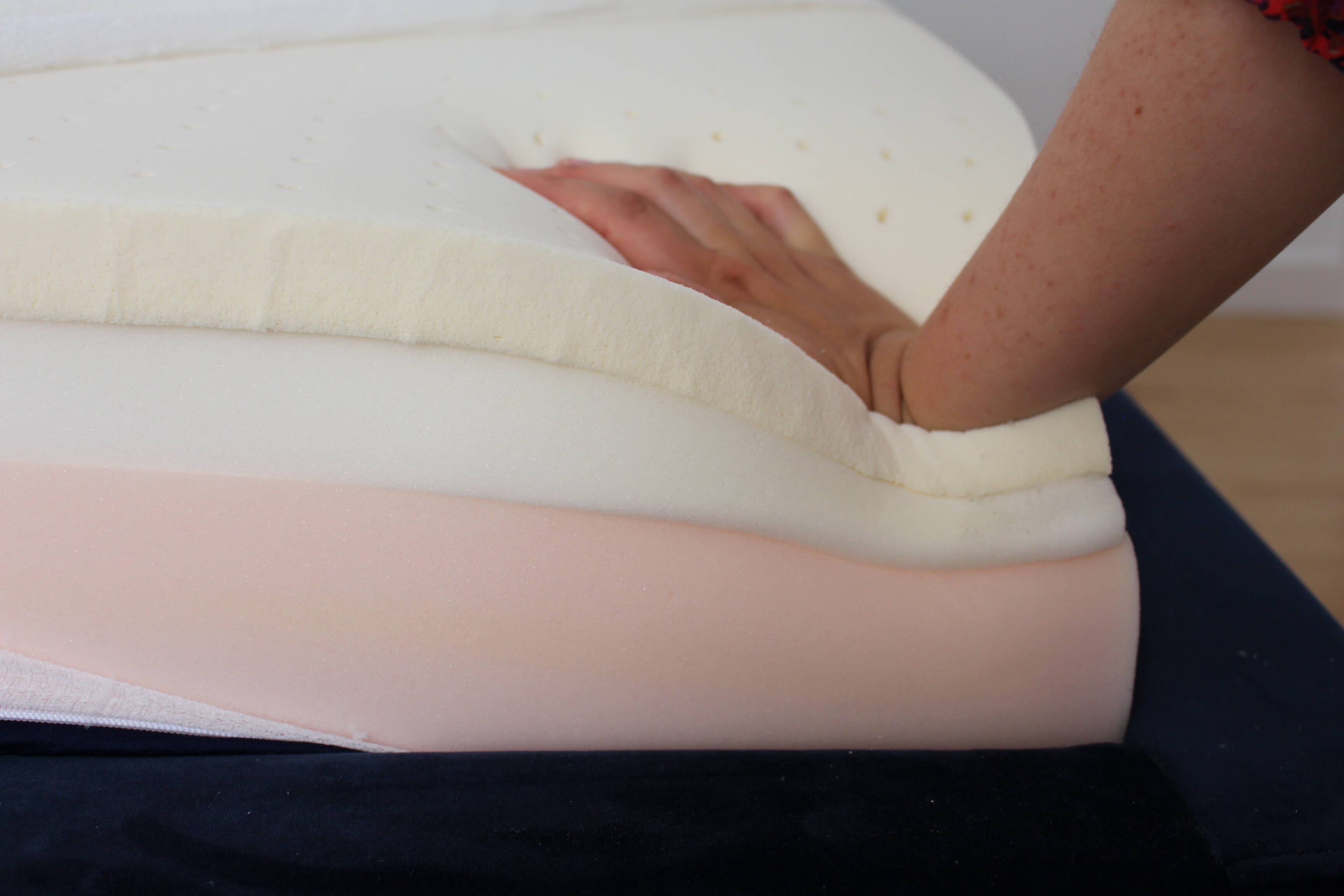 mao no colchao koala